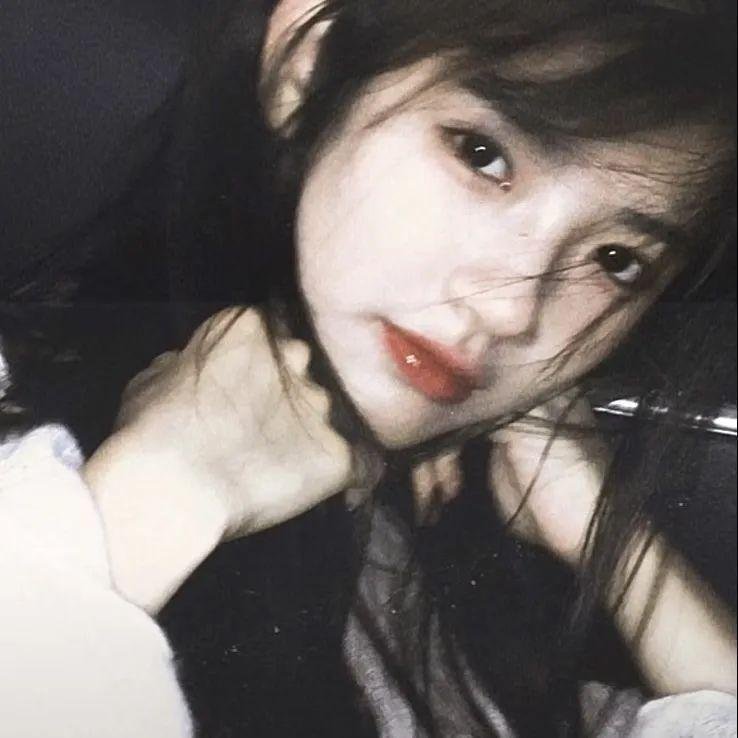 他嚣张狂妄，却对她俯首称臣